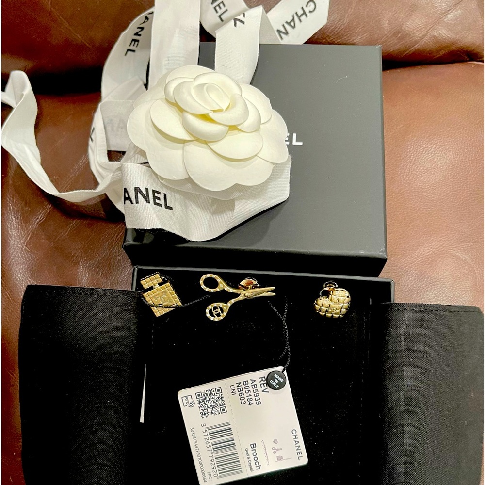 CHANEL brooch set 🤍